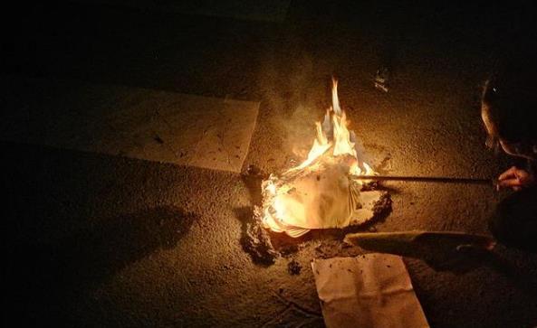 梦见在墓前烧纸钱_梦见在坟墓前烧纸_在坟前烧纸要写名字吗