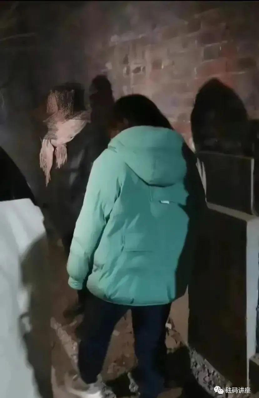 坟地晚上去练功_晚上去坟地_晚上过坟地