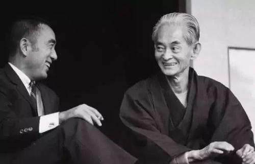 王尔德墓碑为啥有吻痕_王尔德的墓碑上唇印_王尔德墓碑