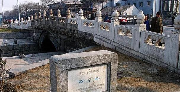 石碑断裂_石碑断了_石碑裂缝