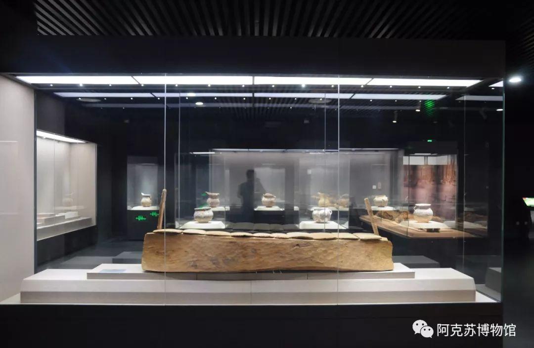 墓地小河出土文物图片_小河墓地出土_墓地小河出土图片